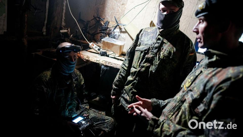 Generalleutnant Christian Freuding im Drohnen-Gefechtsstand Bild: Kay Nietfeld/dpa