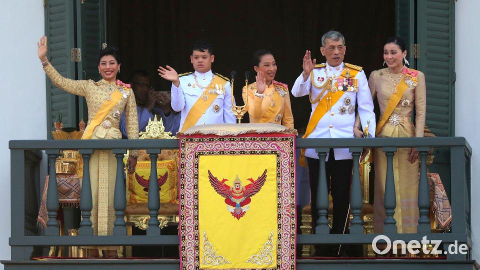 Prinzessin Bha (3. v.l.) soll zu den engsten Vertrauten des Monarchen gehört haben. (Archivbild) Bild: Sakchai Lalit/AP/dpa