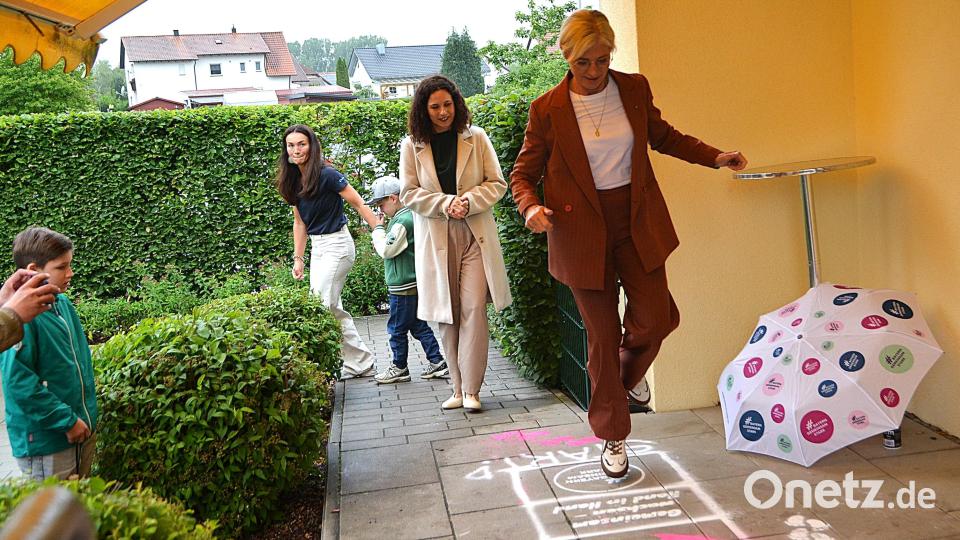 Beim Hüpfkästchenspiel macht Ministerin Scharf eine gute Figur. Bild: Fritz Dietl