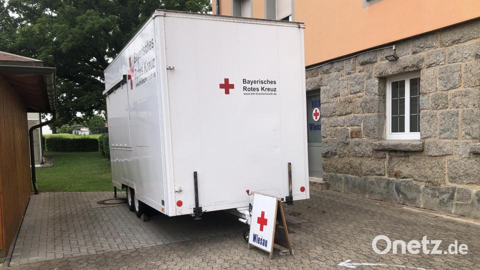 Seit Jahren ist der Anhänger bei Festen unterwegs: der Glückshafen. Das Fuhrparkteil kann auch zu einem Verkaufs- und Ausgabewagen umgebaut werden. Bild: Werner Robl