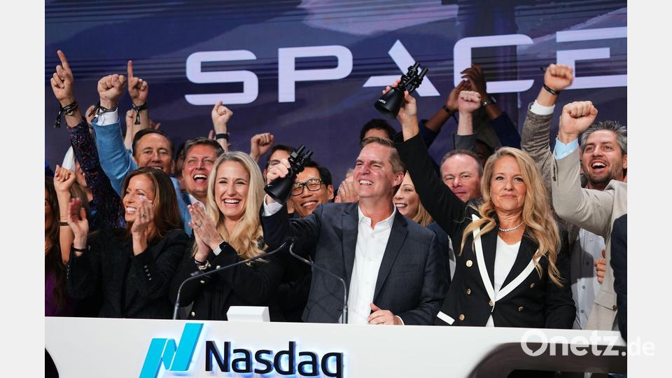 SpaceX-Chefin Gwynne Shotwell (r) feiert gemeinsam mit Mitarbeitern beim Börsengang von SpaceX an der Nasdaq in New York. Bild: Frank Franklin II/AP/dpa