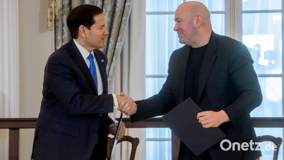 US-Außenminister Marco Rubio und UFC-Boss Dana White unterzeichnen eine Absichtserklärung für eine Partnerschaft. Bild: Rod Lamkey/AP/dpa