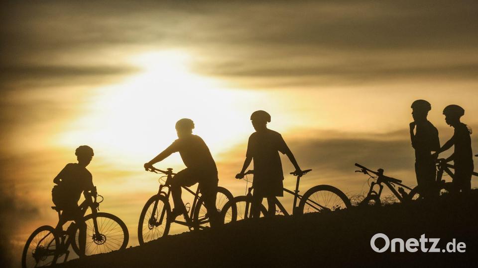 I want to ride my bicycle. Radfahrer machen eine Pause im Licht der Abendsonne auf den Philippinen. Bild: Rouelle Umali/XinHua/dpa