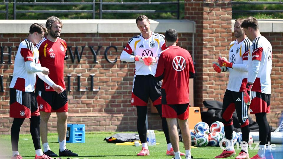 Manuel Neuer (M) und seine Torhüterkollegen beim Training in langen Hosen bei über 30 Grad. Bild: Federico Gambarini/dpa