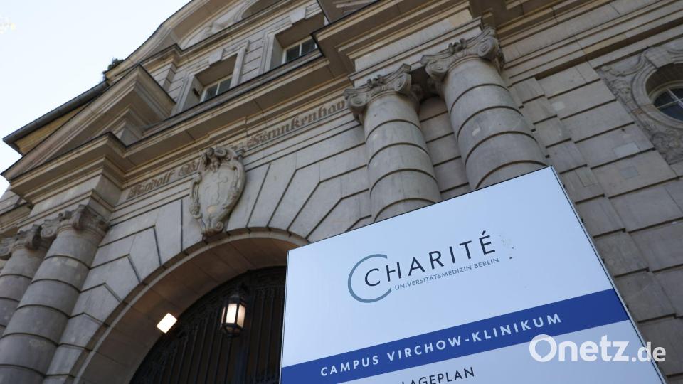 Herzspezialist der Charité muss nach dem Tod zweier Patienten erneut vor Gericht. (Archivbild) Bild: Joerg Carstensen/dpa