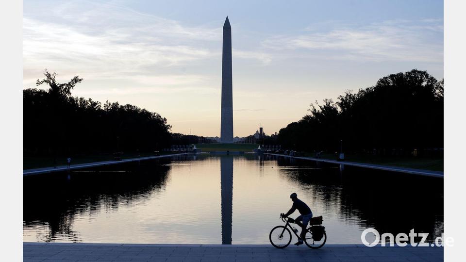 Die Spiegelung des Washington Monument im Morgenlicht des frisch renovierten Reflecting Pool ist zu sehen. Bild: Rahmat Gul/FR172204 AP/AP/dpa