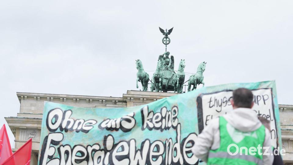 Unter dem Motto „Stahl hat Zukunft – bei uns!“ marschierten in Berlin Stahlarbeiter vom Brandenburger Tor zum Bundeswirtschaftsministerium. Bild: Sven Kaeuler/dpa