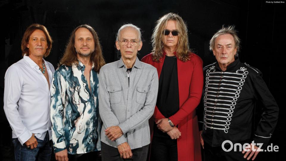 Die Progressive-Rock-Band Yes: Jay Schellen (l-r), Jon Davison, Steve Howe, Billy Sherwood, Geoff Downes. Bild: Gottlieb Bros/InsideOutMusic/Sony Music/dpa
