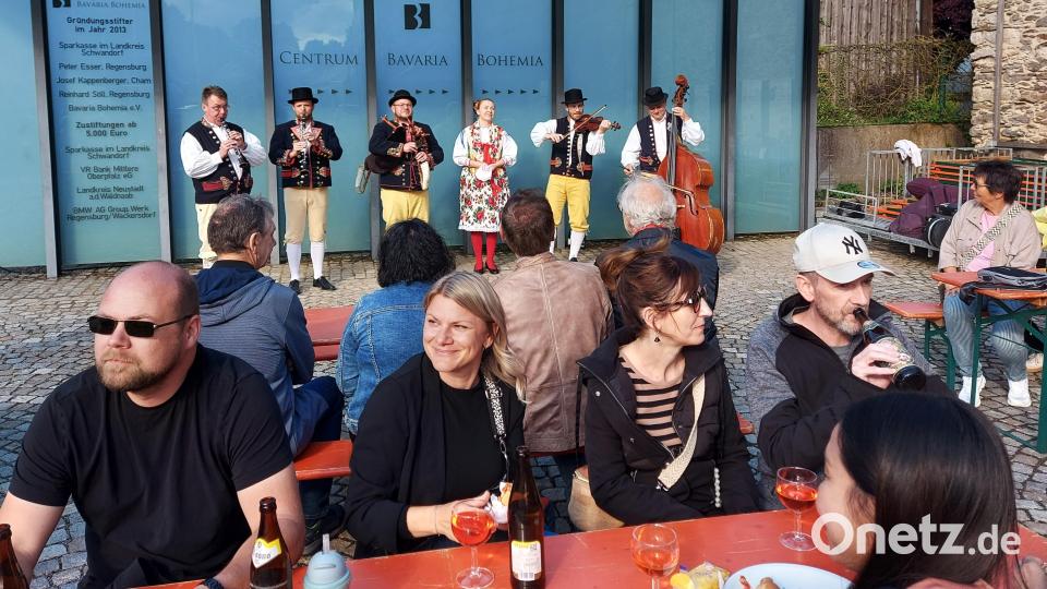 Das Dudelsackensemble aus dem Chodenland Domazlice gehört zu den führenden tschechischen Trachtengruppen, das beim grenzüberschreitenden Kulturfest im CeBB begeistert aufgenommen wird. Bild: Georg Lang