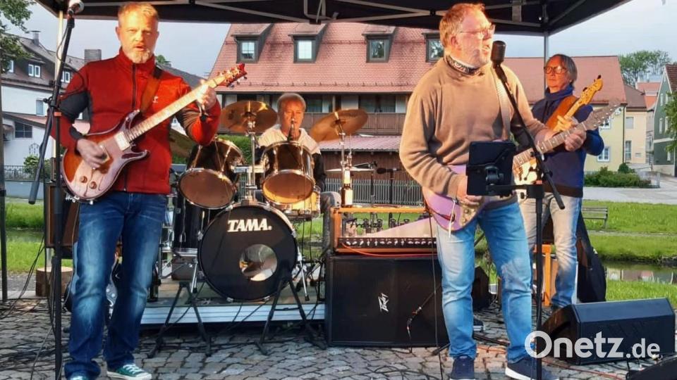 Die Coverband „Rockimpact“ lockt ihr Publikum am CeBB-Vorplatz mit Titeln von den späten sechziger Jahren bis in die Gegenwart. Bild: Georg Lang