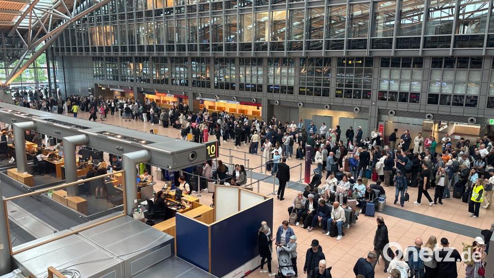 Zahlreiche Menschen stehen im Terminal des Hamburger Flughafens. Bild: Frank Molter/dpa