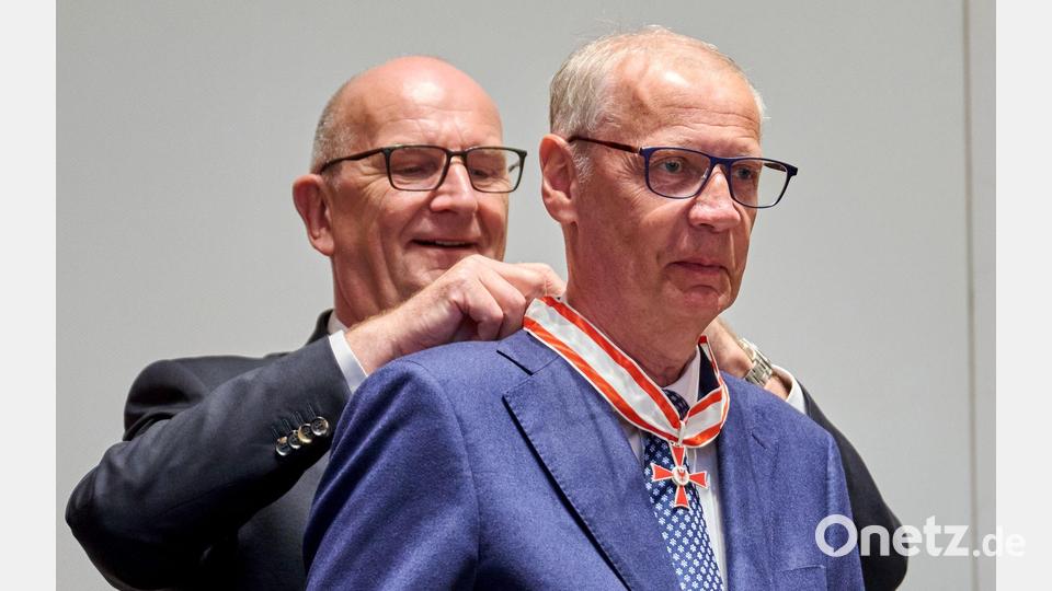 Ehrung als Mäzen für den Erhalt historischer Bauwerke in Potsdam: TV-Moderator Günther Jauch (links) bekommt von Brandenburgs Ministerpräsident Dietmar Woidke den Landesverdienstorden umgehängt. Bild: Annette Riedl/dpa