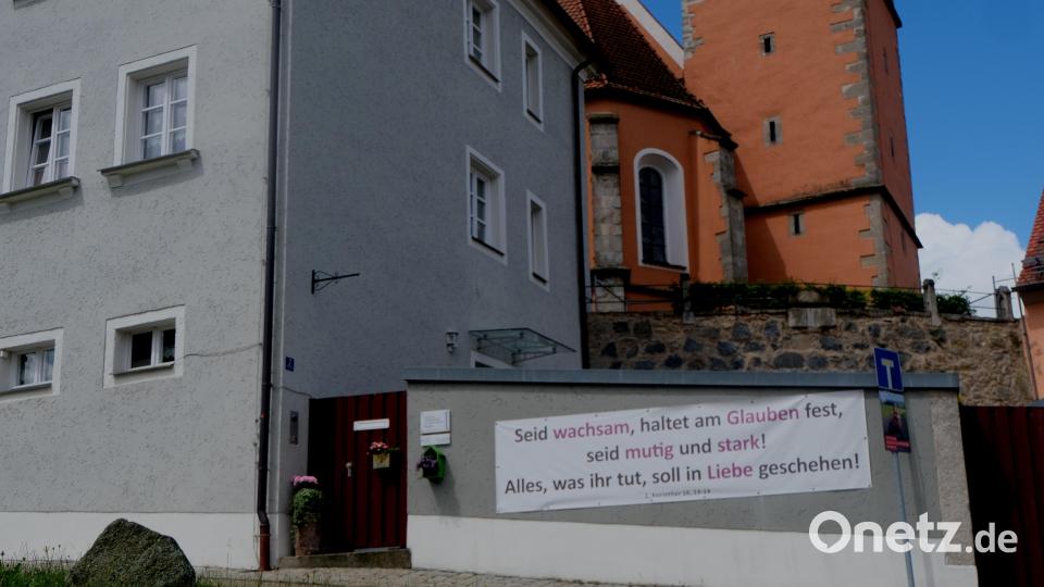 Nach sechs Jahren wurde das durch Corona inspirierte Banner der evangelischen Kirchengemeinde in Floß ersetzt. Bild: Fred Lehner