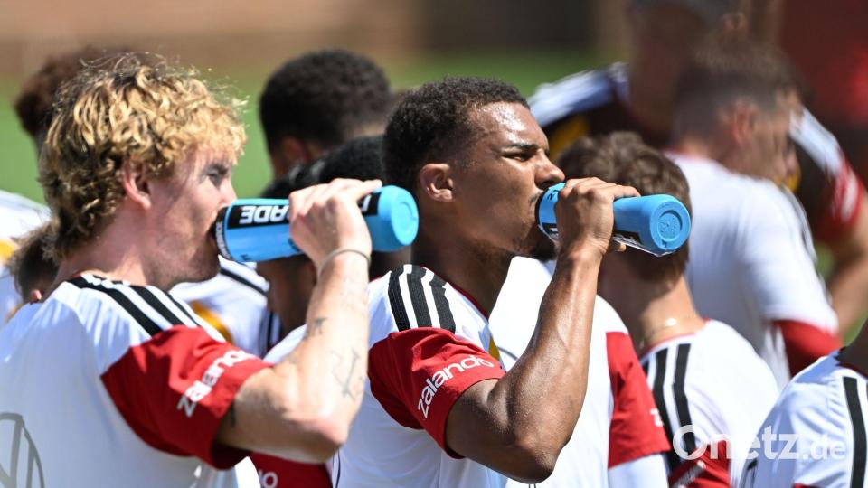 Viel Trinken gegen die Hitze, Nick Woltemade (l) und Malick Thiaw in einer kurzen Trainingspause. Bild: Federico Gambarini/dpa