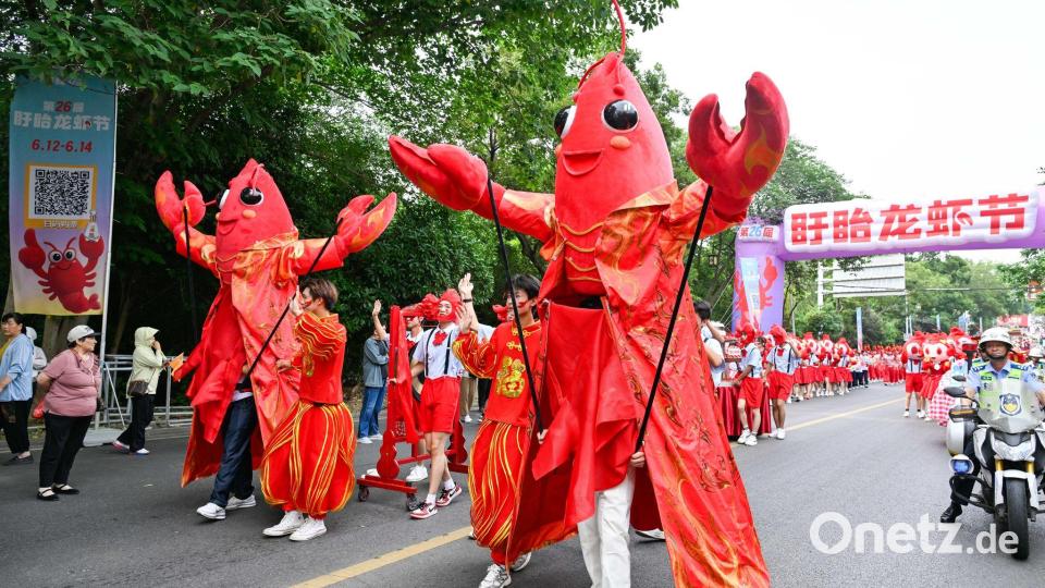 Ein Hoch auf den Flusskrebs. In der chinesischen Stadt Xuyi, wo die Tiere millionenfach gezüchtet werden, wird das Krustentier gefeiert. Bild: Ji Chunpeng/XinHua/dpa