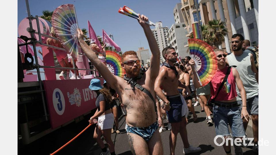 Regenbogenfarben in Zeiten des Krieges: Teilnehmer feiern bei der Pride-Parade in Tel Aviv. Bild: Leo Correa/AP/dpa