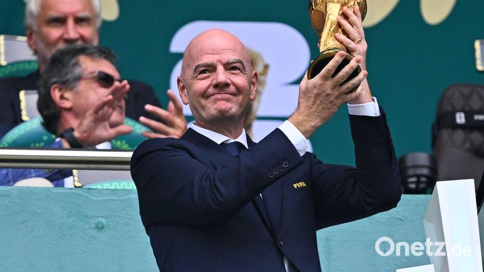 Fifa-Präsident Gianni Infantino präsentiert den WM-Pokal beim Eröffnungsspiel zwischen Mexiko und Südafrika im Aztekenstadion in Mexiko-Stadt. Bild: Tom Weller/dpa