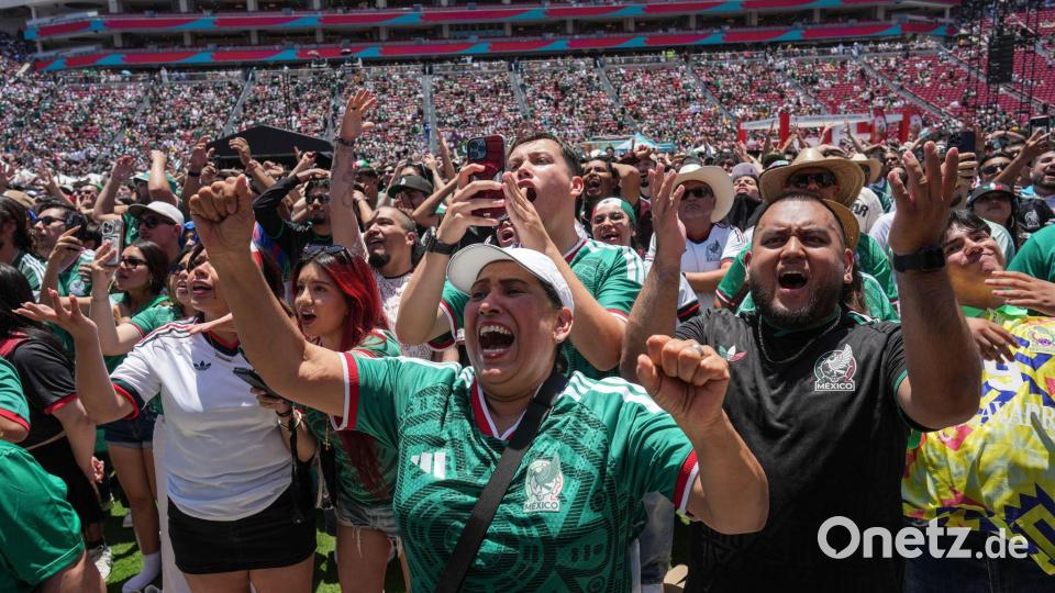 Die mexikanischen Fans feiern den Auftaktsieg. Bild: Jae C. Hong/AP/dpa