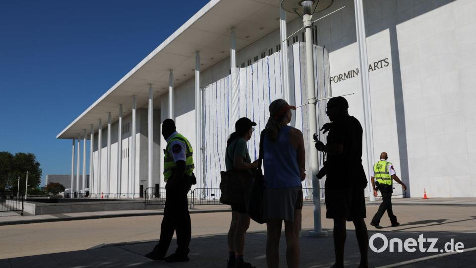 Das Kennedy Center informiert in Gerichtsdokumenten darüber, dass Trumps Name von seiner Fassade entfernt worden ist. Bild: Rahmat Gul/FR172204 AP/AP/dpa