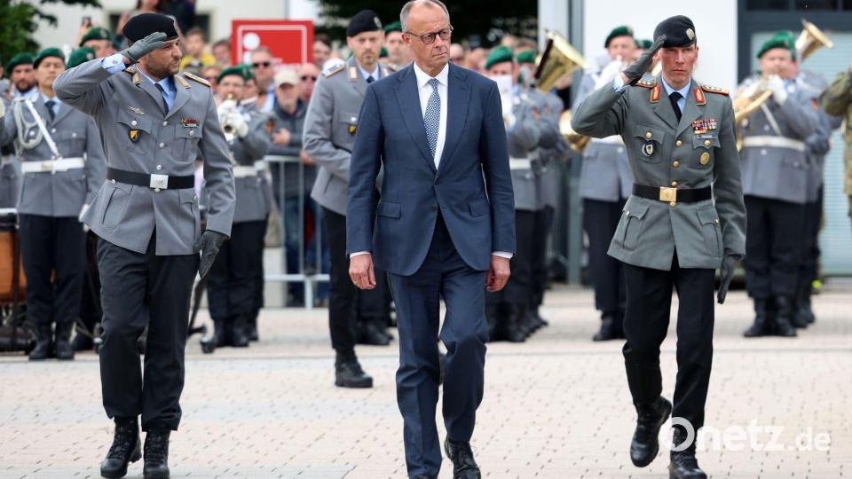 „Frieden und Freiheit gibt es eben nicht kostenlos“, gibt Bundeskanzler Friedrich Merz jungen Rekrutinnen und Rekruten mit auf den Weg. Bild: Christoph Reichwein/dpa