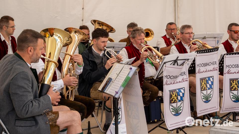 Die Moosbacher Musikanten spielten beim OM-Frühschoppen im Innenhof des Verlags in Weiden. Bild: Franka Eichl