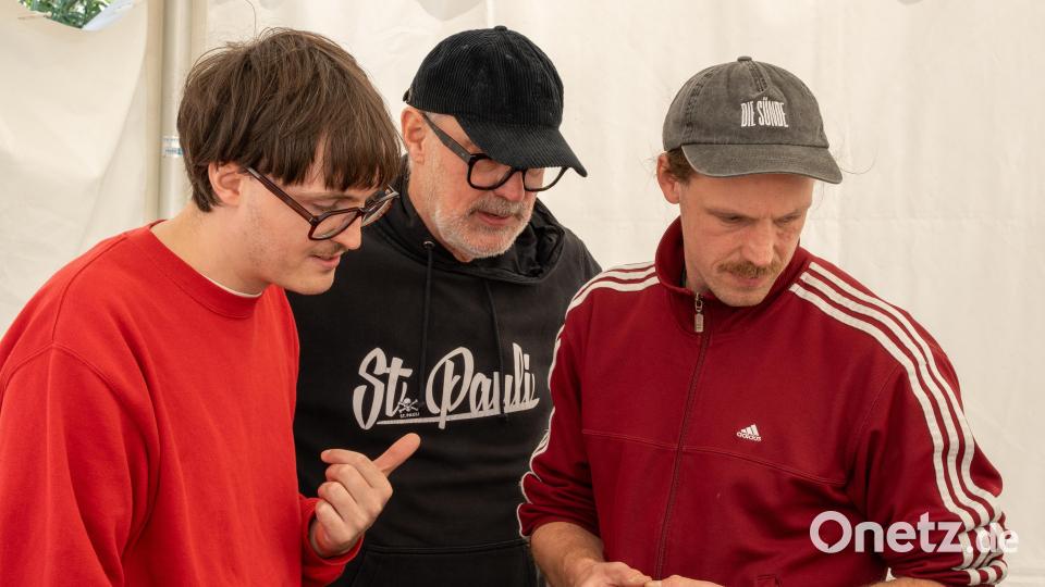 DJs unter sich. Am Nachmittag drehten sich die Plattenteller im Innenhof von Oberpfalz-Medien. Bild: Franka Eichl