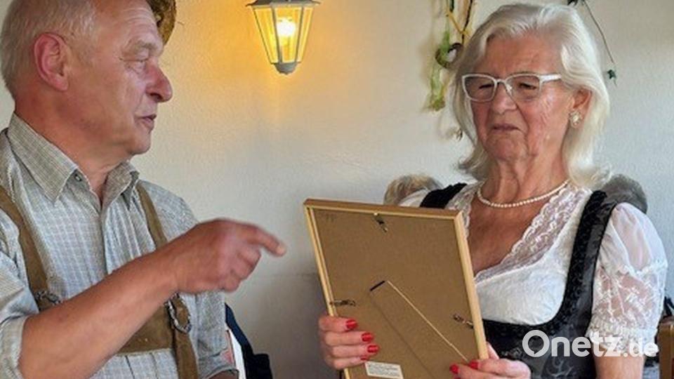 Ein musikalisches Zentrum ist Landgasthof „Anni“ in Schwend. Seit 2007 findet dort rund zehnmal im Jahr der Musikantenstammtisch statt. Robert Dimper ist Leiter und schwelgt mit Anni Kormann in Erinnerungen. Bild: Erhard Nitzbon