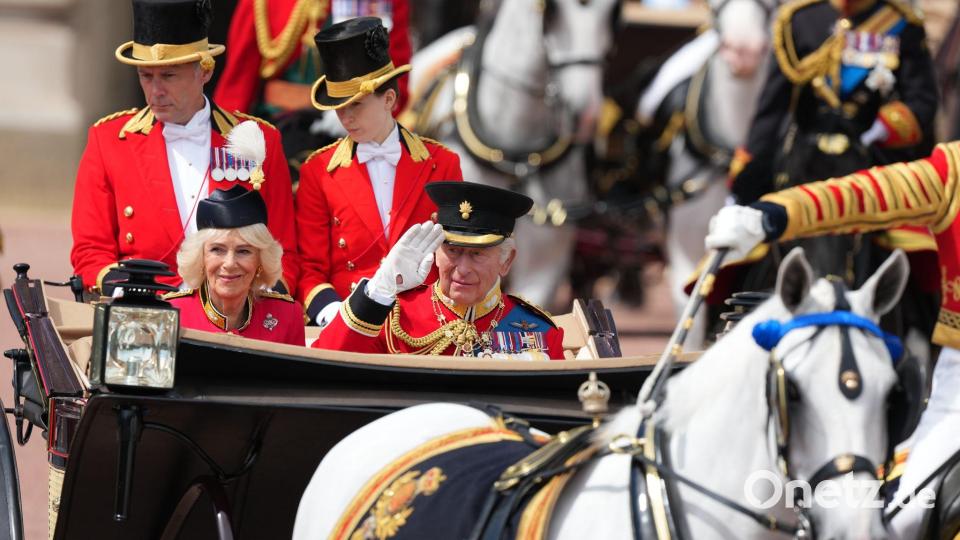 In einer offenen Kutsche fährt das britische Königspaar durch London. Bild: Kirsty Wigglesworth/AP/dpa