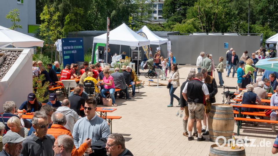 Der OM-Jubiläums-Frühschoppen im Innenhof von Oberpfalz-Medien war gut besucht. Bild: Franka Eichl
