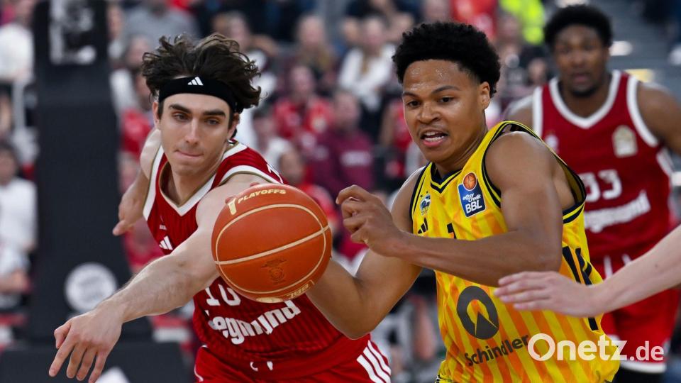 Bayern-Profi Jessup (l) und Berlins Kayil kämpfen um den Ball. Bild: Sven Hoppe/dpa