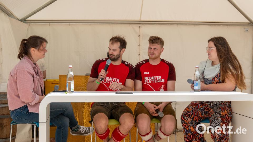 Der OM-Live-Podcast "Kulturkiosk" mit dem "Neidaffer Plattlclub" beim Jubiläums-Frühschoppen. Bild: Franka Eichl