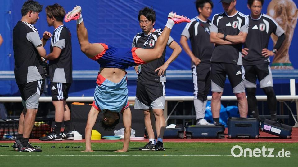 Jpans Yukinari Sugawara mit einer artistischen Einlage vor Beginn einer Trainingseinheit. Bild: Julio Cortez/AP/dpa