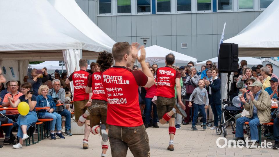 Die Schuhplatter vom "Neidaffer Plattclub" sorgten für Stimmung mit ihren Tänzen. Bild: Franka Eichl