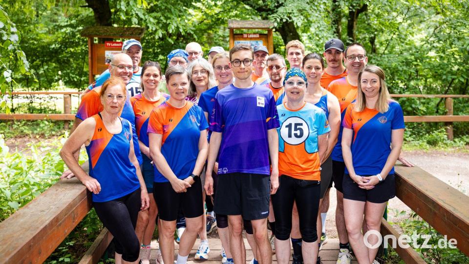 Fynn Thome (18, Mitte) posiert gemeinsam mit den Mitgliedern der Lauf- und Triathlonfreunde Lebach (LTF Theeltal) für ein Gruppenfoto. Bild: Laszlo Pinter/dpa/Laszlo Pinter