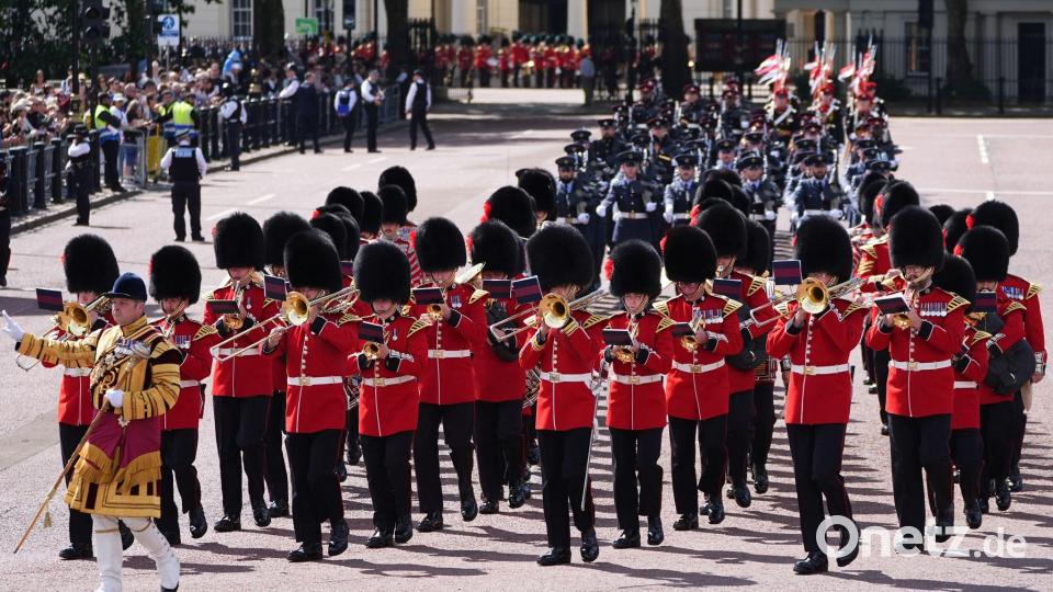 Die Parade ist immer ein pompöses Spektakel. Bild: Aaron Chown/PA Wire/dpa