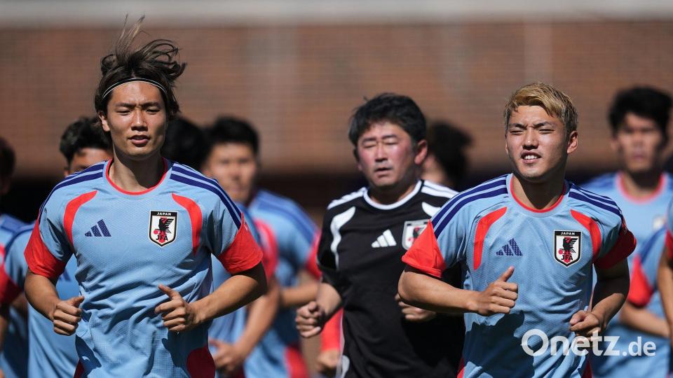 Japans Ko Itakura (l) und Ritsu Doan nehmen an einer Trainingseinheit teil. Bild: Julio Cortez/AP/dpa