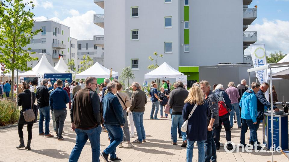 Bereits am Vormittag füllte sich der Innenhof von Oberpfalz-Medien in Weiden beim OM-Jubiläums-Frühschoppen. Der Verlag feiert in diesem Jahr 80-jähriges Bestehen. Bild: Franka Eichl