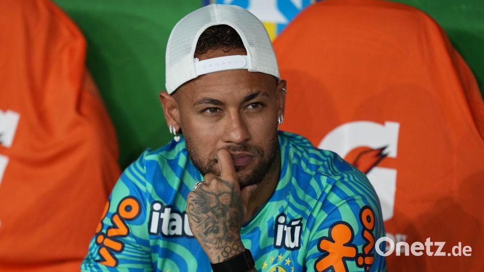 Neymar muss bei der WM erst einmal zuschauen. (Archivbild) Bild: Silvia Izquierdo/AP/dpa