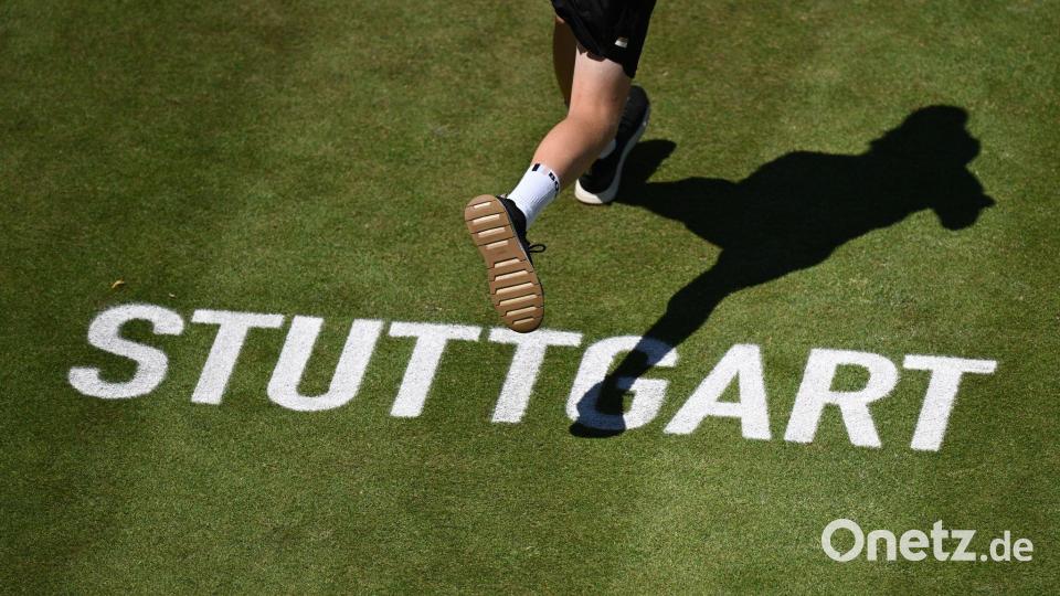 Tennis: ATP-Tour - Stuttgart, Einzel, Männer, Halbfinale. Bublik (Kasachstan) - Fritz (USA). Ein Balljunge läuft über den Centre Court. Bild: Marijan Murat/dpa