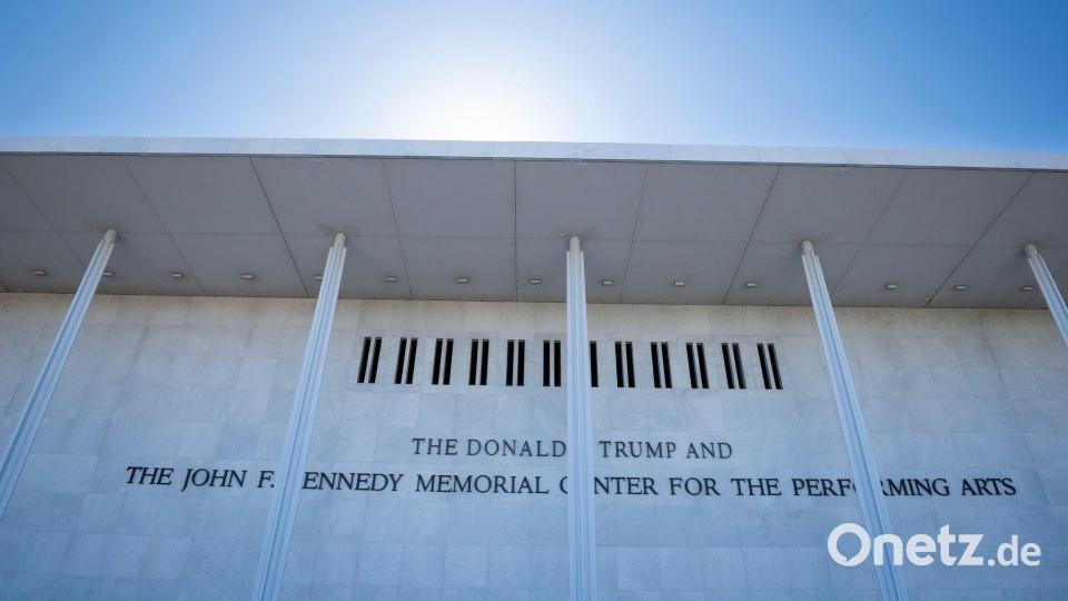So sah die Aufschrift auf der Fassade der Kultureinrichtung nach der Umbenennung in Trump Kennedy Center aus. (Archivbild) Bild: Cliff Owen/AP/dpa