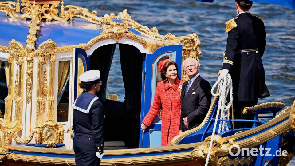 König Carl XVI. Gustaf (2. v. rechts) und Königin Silvia (2. v. links) fahren zur Goldhochzeit auch mir der königlichen Barkasse „Vasaorden“. Bild: Pontus Lundahl/TT News Agency/AP/dpa