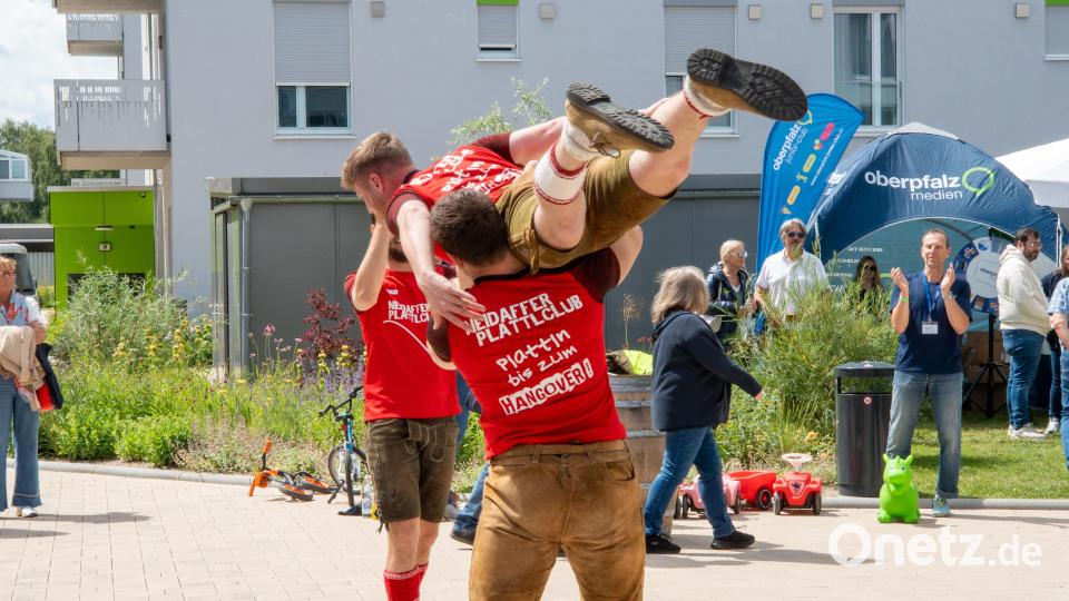 Schuhplattln modern: Die Jungs vom "Neidaffer Plattlclub" begeisterten das Publikum mit ihren Tänzen und akrobatischen Einlagen. Bild: Franka Eichl