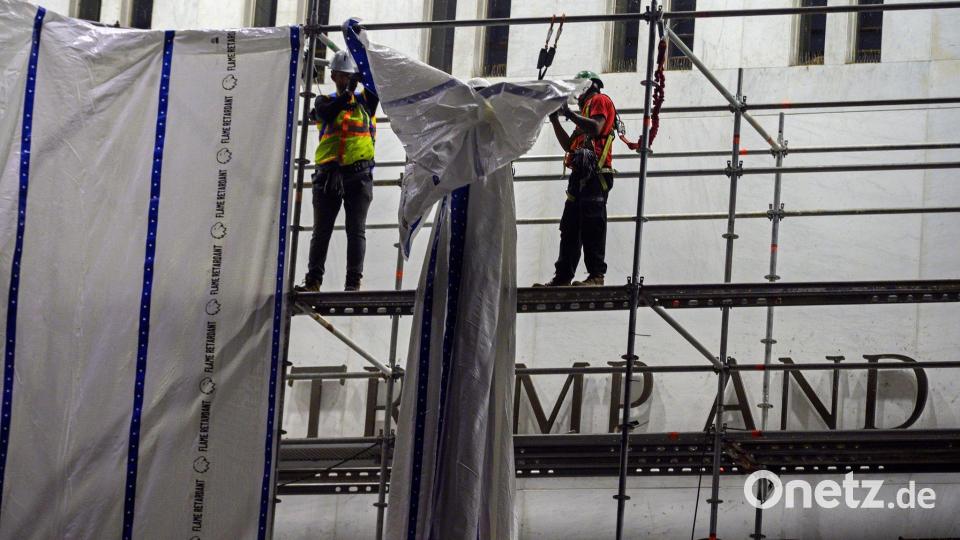 Arbeiter haben laut dem Kennedy Center Trumps Namen von der Fassade der Kultureinrichtung entfernt. Bild: Cliff Owen/AP/dpa