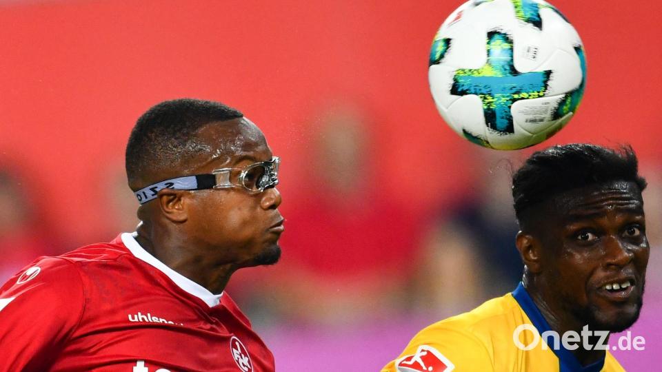In Kaiserslautern spielte Gervane Kastaneer (l) mit einer Spezialbrille. (Archivbild) Bild: picture alliance / Uwe Anspach/dpa