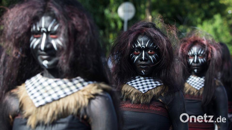 Tänzer bereiten sich auf ihren Auftritt während einer Parade zur Eröffnung des jährlichen Bali-Kunstfestivals vor. Bild: Firdia Lisnawati/AP/dpa