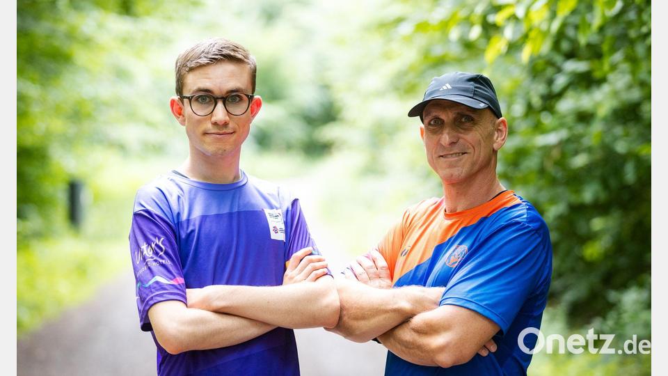 Fynn Thome (18, l.) und sein Vater Martin Thome trainieren gemeinsam in einem Wald bei Lebach für die Special Olympics Nationalen Spiele Saarland 2026. Bild: Laszlo Pinter/dpa/Laszlo Pinter