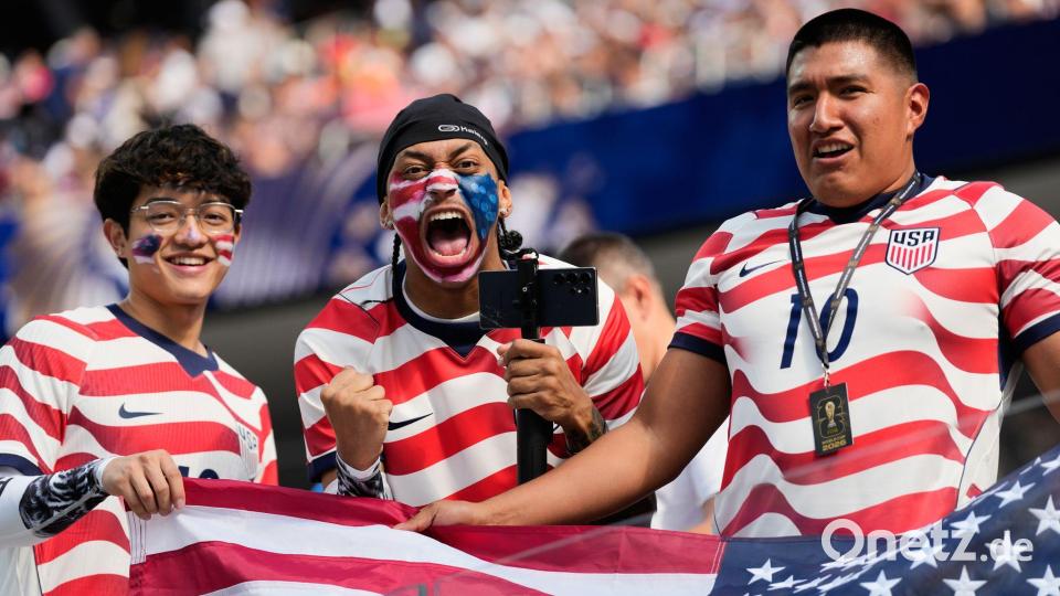 US-Fans jubeln vor dem Spiel USA gegen Paraguay bei der Fußball-WM. Bild: Andre Penner/AP/dpa