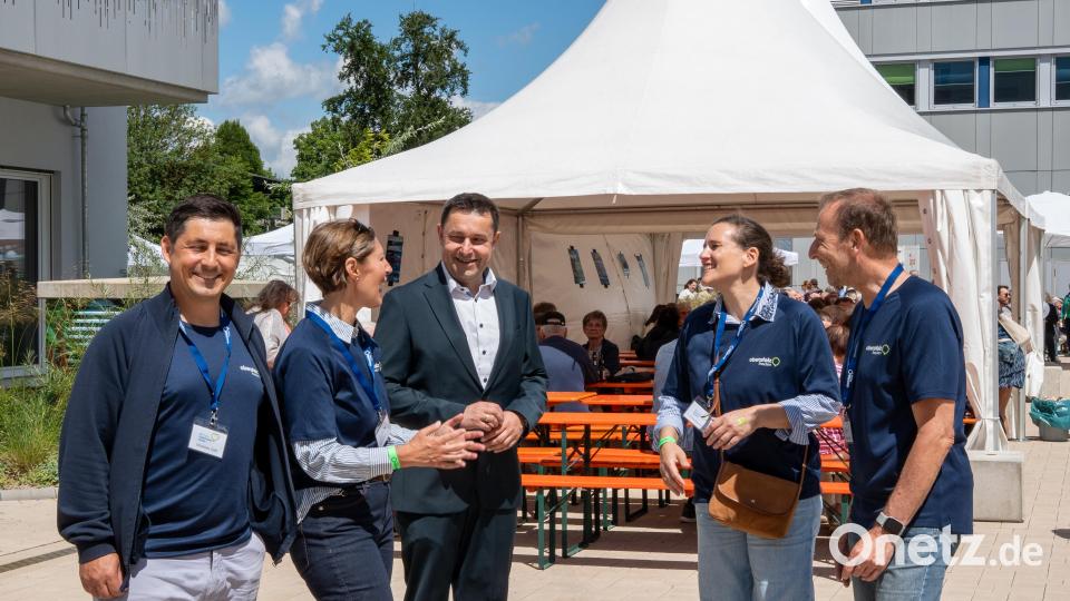 Beste Stimmung herrschte am Samstag auch bei der Geschäftsführung und der Politik. Von links: Johannes Zettl, Geschäftsführende Verlegerin Viola Vogelsang-Reichl, Zweiter Bürgermeister Stephan Gollwitzer, Dr. Stefanie Shanahan-Kleikamp und Geschäftsführer Thomas Maul. Der OM-Frühschoppen war der Auftakt zum Jubiläumsjahr "80 Jahre Oberpfalz-Medien". Bild: Franka Eichl (franka.eichl@oberpfalzmedien.de)