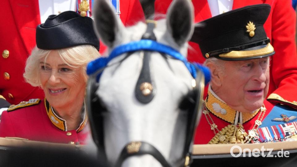 Der britische König Charles III. und Königin Camilla fahren in einer offenen Kutsche zurück zum Buckingham Palace während der „Trooping the Colour“, der jährlichen Geburtstagsparade des Königs. Bild: Kirsty Wigglesworth/AP/dpa