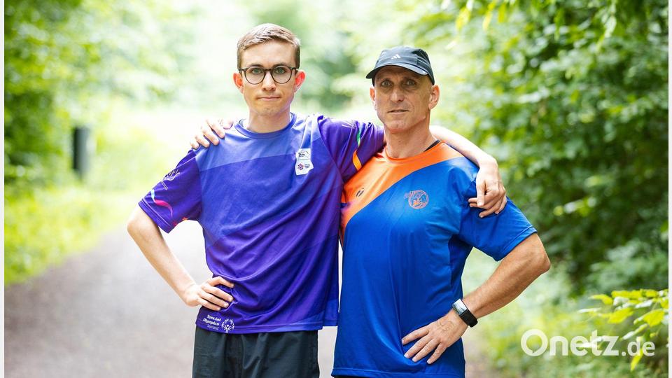 Fynn Thome (18, l.) und sein Vater Martin Thome trainieren gemeinsam in einem Wald bei Lebach für die Special Olympics nationalen Spiele Saarland 2026. Bild: Laszlo Pinter/dpa/Laszlo Pinter
